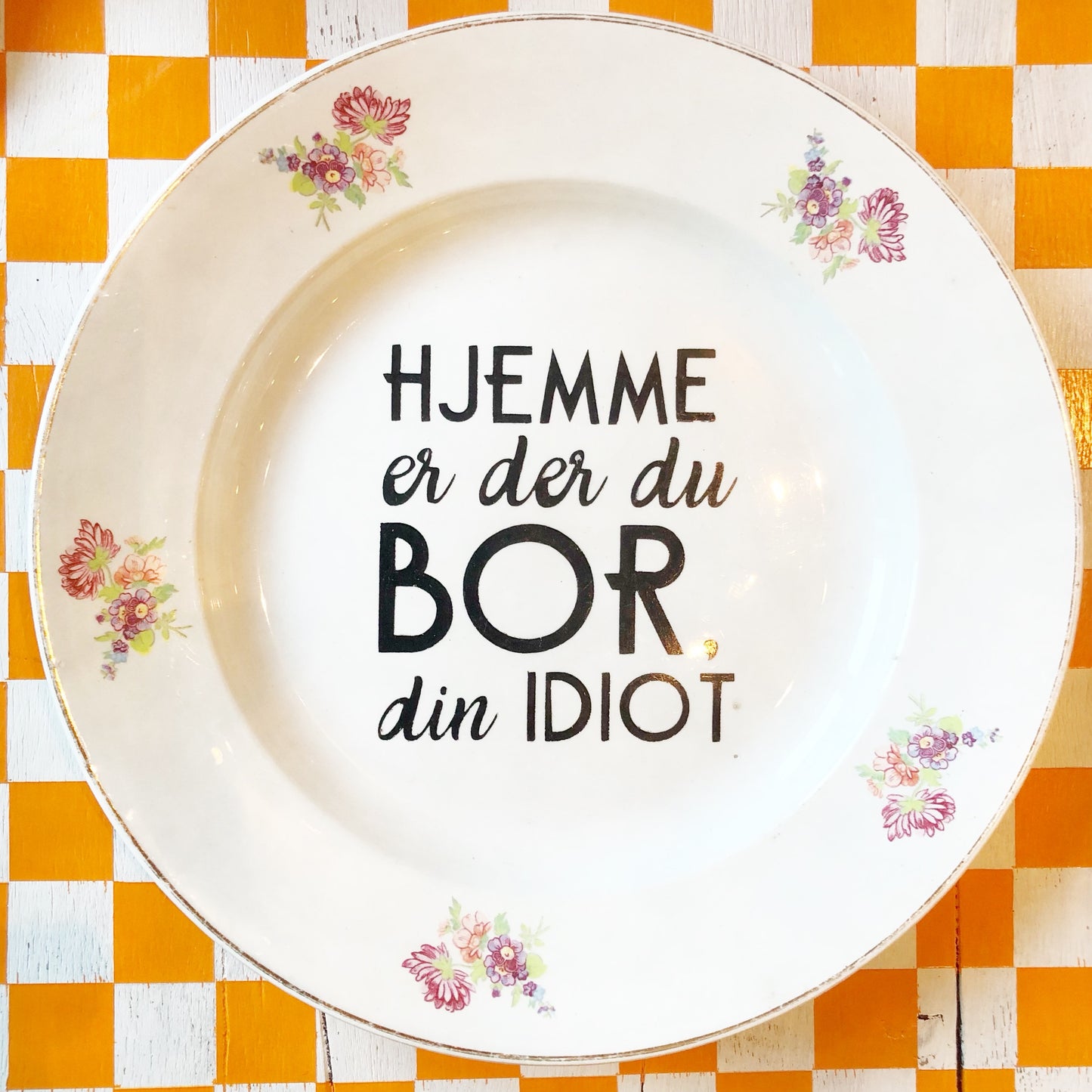 Hjemme er der du bor, din idiot