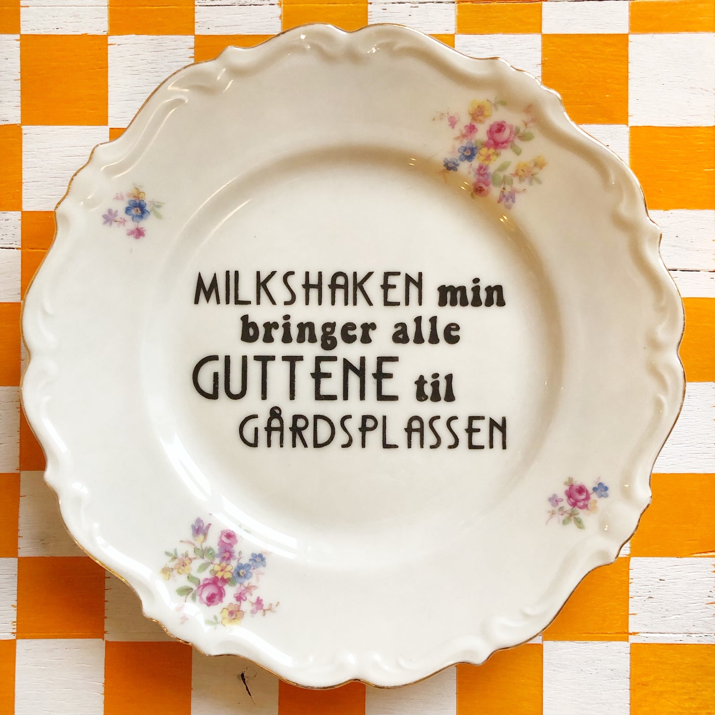 Milkshaken min bringer alle guttene til gårdsplassen